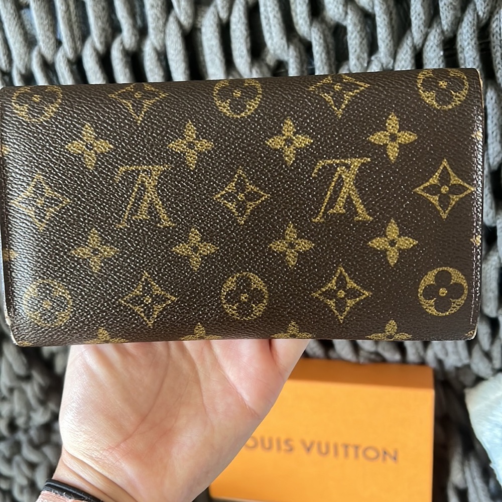 Authentic Louis Vuitton International wallet - Picture 3 of 10